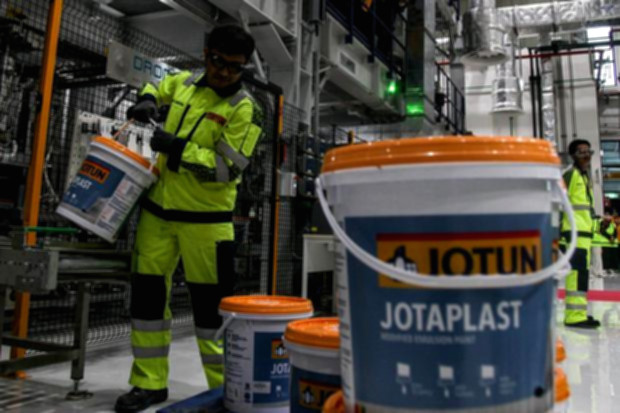 Aktivitas operasional di dalam pabrik manufaktur yang sedang berproduksi