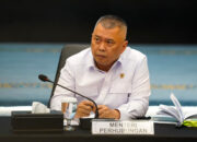 Menteri Perhubungan Dudy Purwagandhi memberikan keterangan terkait regulasi ojek daring di Jakarta.