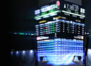 Grafik pergerakan Indeks Harga Saham Gabungan di layar monitor Bursa Efek Indonesia
