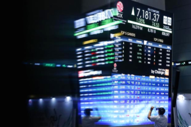 Grafik pergerakan Indeks Harga Saham Gabungan di layar monitor Bursa Efek Indonesia